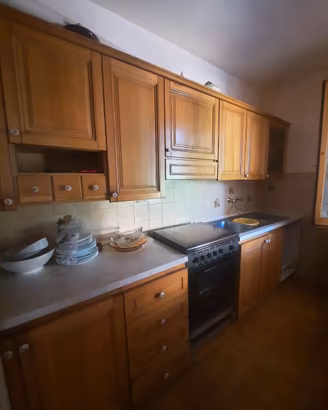 Cucina classica finitura noce chiaro. Buon usato.