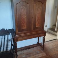 Credenza in legno con ante