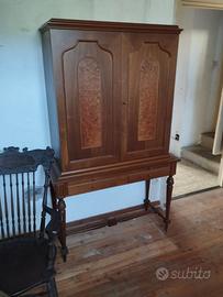 Credenza in legno con ante