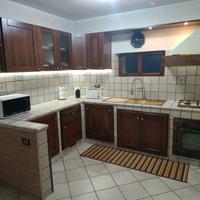 Cucina in muratura con pensili ed elettrodomestici