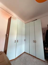 Armadio angolare spazioso e capiente