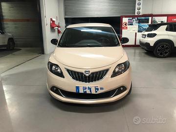 Lancia Ypsilon gold.