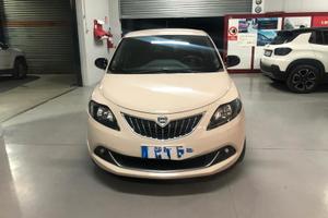 Lancia Ypsilon gold.