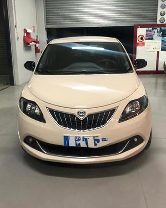 Lancia Ypsilon gold.