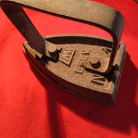 Ferro da stiro antico ghisa