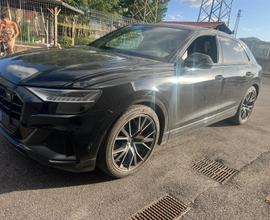 Macchina Audi Q 8