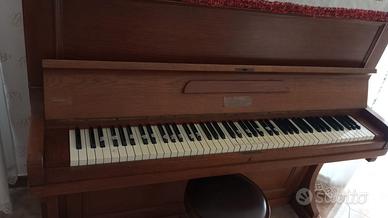 pianoforte a muro 
