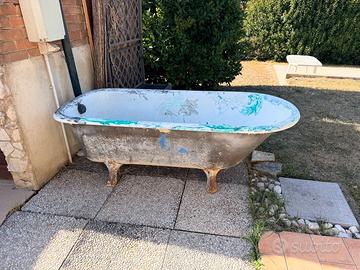 Vasca da bagno antica in ghisa con piedini