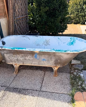 Vasca da bagno antica in ghisa con piedini