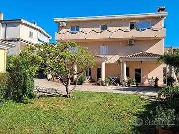 Spazioso appartamento con veranda e giardino