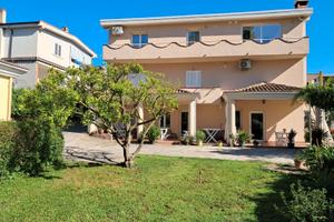 Spazioso appartamento con veranda e giardino