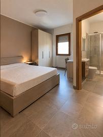 Stanza con letto matrimoniale e bagno privato