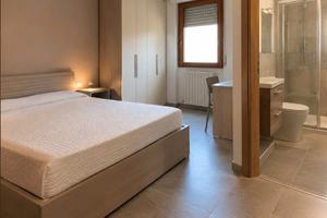 Stanza con letto matrimoniale e bagno privato