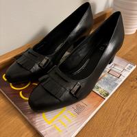 Scarpa Geox con tacco e nappine.