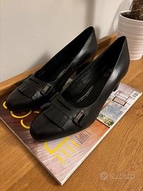 Scarpa Geox con tacco e nappine.