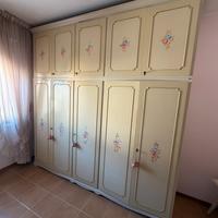 Armadio dipinto a mano vintage