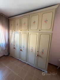 Armadio dipinto a mano vintage