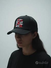 Cappello Trucker Nero Y2K con Ricamo Lips & Letter