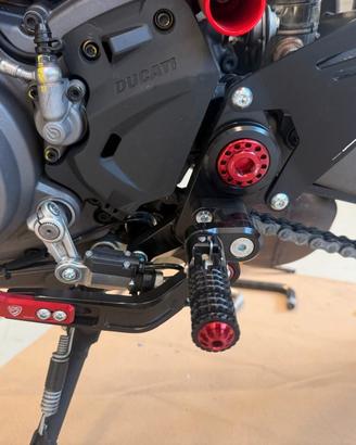 Pedane regolabili CNC Racing + kit paratacchi