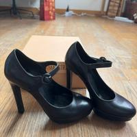 Scarpa con tacco nero e cinturino VIAMAESTRA