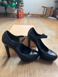 Scarpa con tacco nero e cinturino VIAMAESTRA