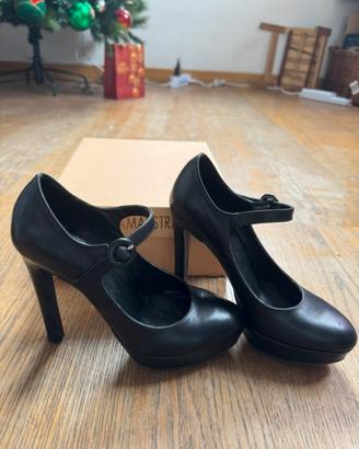 Scarpa con tacco nero e cinturino VIAMAESTRA