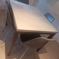 Tavolo moderno da cucina con sedie