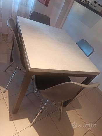 Tavolo moderno da cucina con sedie