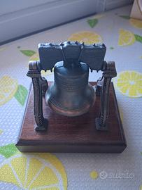 Liberty Bell su Base di Legno