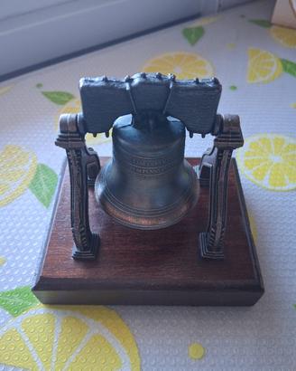 Liberty Bell su Base di Legno