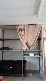 scaffale componibile in metallo con tenda