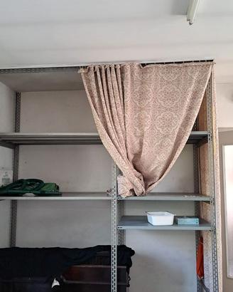 scaffale componibile in metallo con tenda