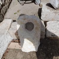 Pietra con buco