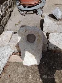 Pietra con buco