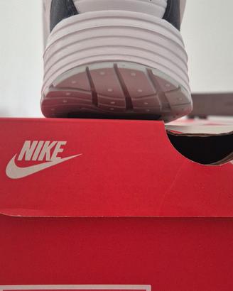 nike airmax SOLO