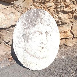 Mascherone romano in bassorilievo