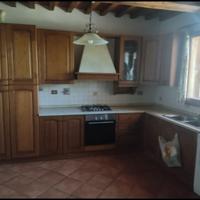 Cucina in legno di noce - elegante e robusta