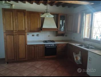 Cucina in legno di noce - elegante e robusta