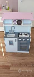 Cucina da un lato e casa di Barbie dall'altro