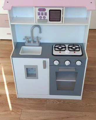 Cucina da un lato e casa di Barbie dall'altro