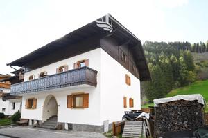 Casa a schiera d'angolo su tre livelli a Campola