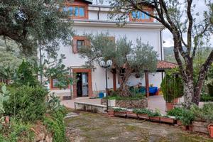 Casa indipendente con terreno