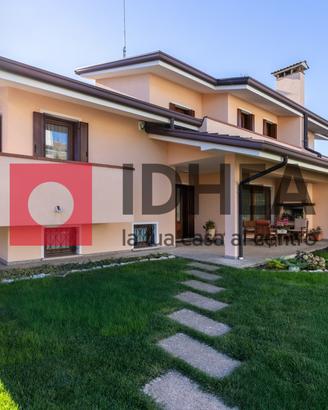 PORZIONE BIFAMILIARE CON GIARDINO RIF. FGS11