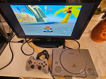 PlayStation 1 +10 giochi + sterzo e pedaliera