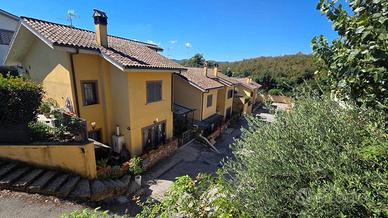 Villa di 150 m² con 5 locali e box auto a Labico