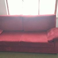 Divano, tavolo con sedie, sedia a dondolo