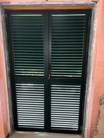 Persiane in ferro e finestre in legno