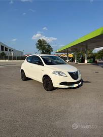 Lancia y