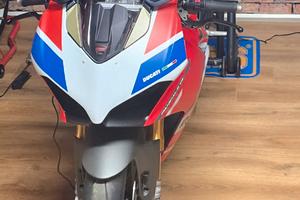 Ducati Panigale V4 S corse