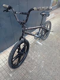 bmx custom con dettagli bianchi 